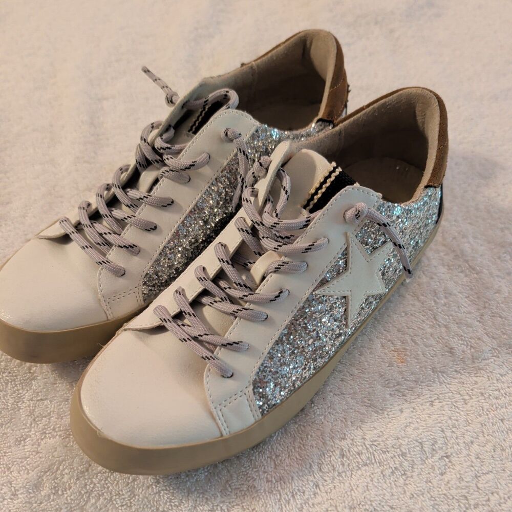 Shu Shop Womens Paula Silver Shimmer  Fashion Sneakers W5